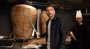 Podolski kebap dükkanını kapattı, yeni şubeler açmayı planlıyor