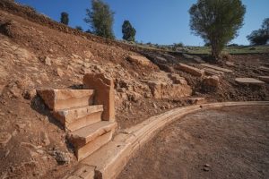 Gölyazı antik tiyatrosunda kişiye özel seyirci basamağı bulundu