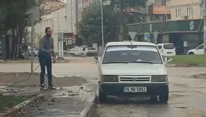 Sokak çeşmesine hortum takarak aracını yıkadı