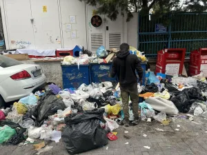 Buca'da işçiler grevde, sokaklar çöple doldu