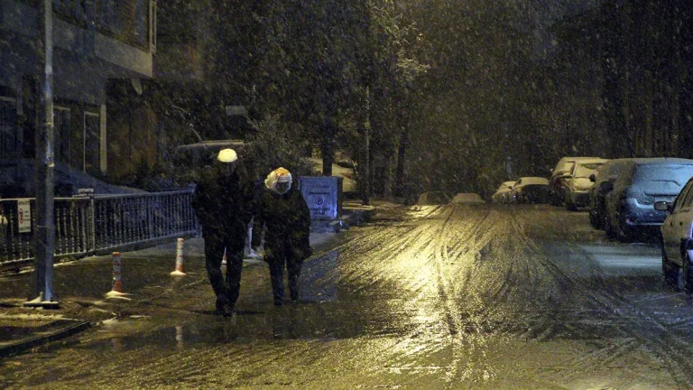 Ankara karla beyaza büründü, ekipler hazırda