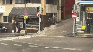 Meteoroloji sağanak için uyardı, iş yerleri su altında kaldı