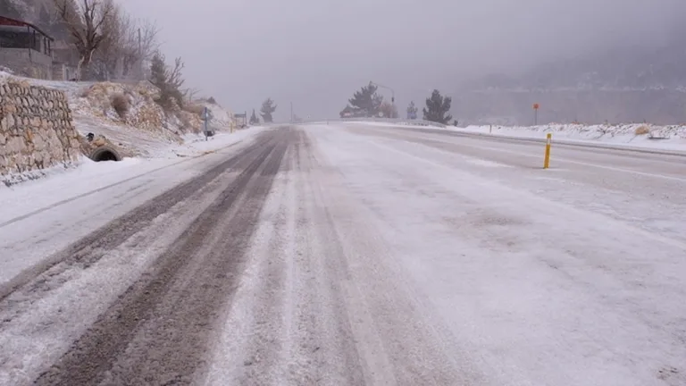 Sertavul Geçidi kar yağışı nedeniyle trafiğe kapandı