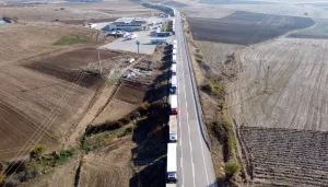 TIR kuyruğu 25 kilometreyi aştı, geçişler durduruldu