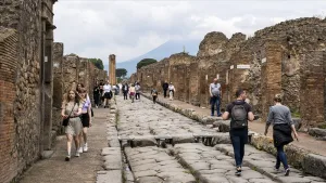 İtalya turist yoğunluğunu 20 bin kişiyle sınırlıyor