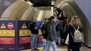 Mecidiyeköy metro istasyonundaki yürüyen merdiven 26 Kasım'a kadar kapalı