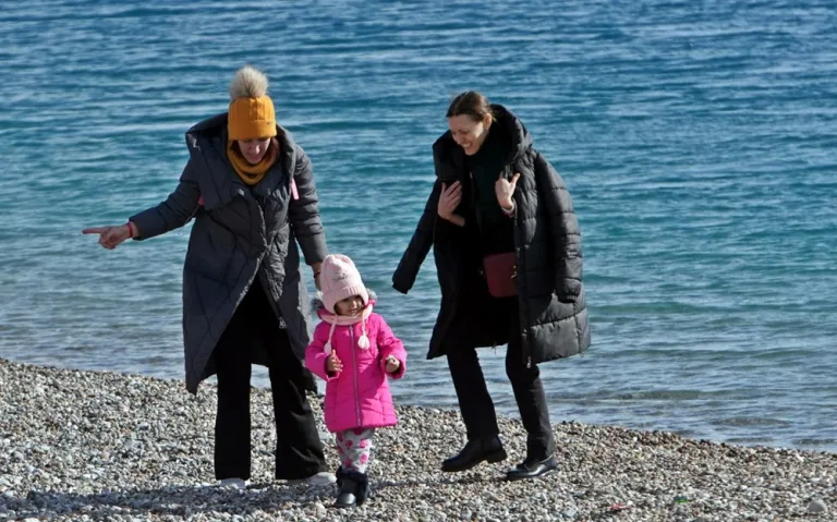 Antalya'da soğuk hava deniz keyfini etkilemedi