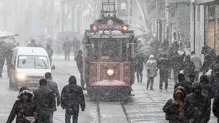 İstanbul'a kar geliyor, sıcaklık 15 derece düşecek