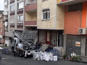 İstanbul'da çatlayan bina tahliye edildi