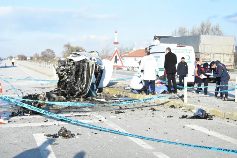 otomobil takla attı, 3 kişi hayatını kaybetti