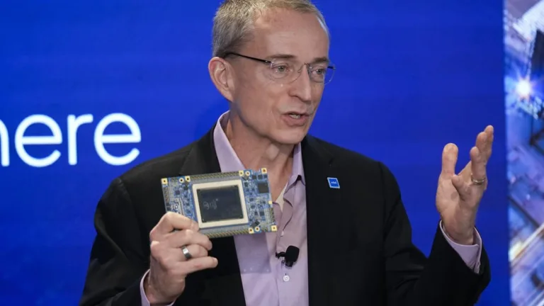 Intel CEO'su görevden alındı, hisseler düştü