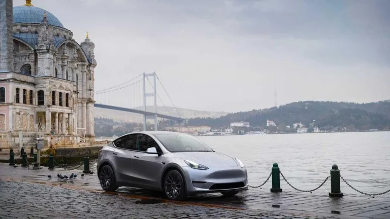 Tesla İstanbul'da yeni mağaza açtı, test sürüşleri başladı