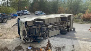 Sakarya'da öğrenci midibüsü devrildi, 10 kişi yaralandı