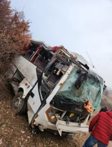 Kütahya'da işçi servisinin şarampole devrilmesi sonucu 1 ölü, 7 yaralı