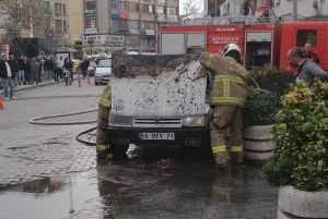 park halindeki otomobilde yangın çıktı