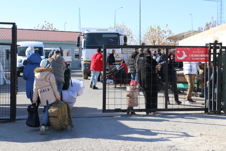 Suriyelilerin Türkiye'den geri dönüşü hızlandı