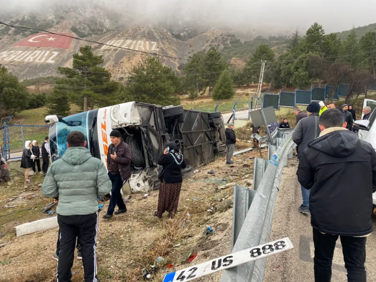 Isparta'da yolcu otobüsü devrildi: Bir ölü, 18 yaralı