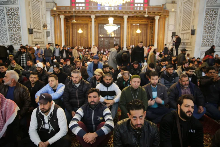 Suriyeliler Emevi Camii'nde cuma namazı kıldı