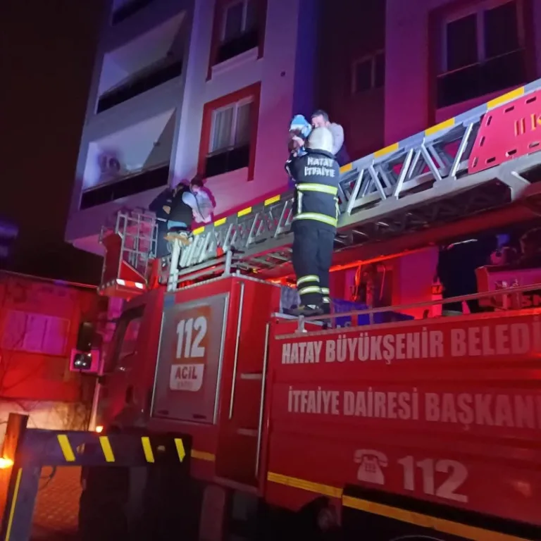 Hatay'da evde yangın, 6 kişi dumandan etkilendi