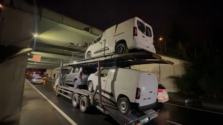 İstanbul'da üst geçide çarpan taşıyıcıda 3 araçta hasar oluştu