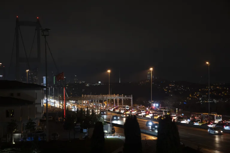 15 Temmuz Şehitler Köprüsü'nde otomobil yandı