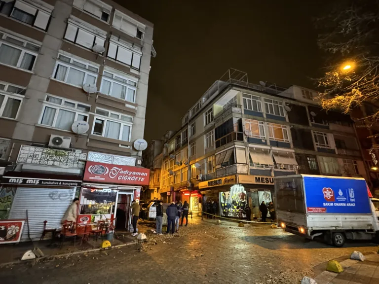 Kadıköy'de ana su şebekesi patladı, bina tahliye edildi