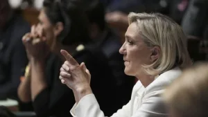 Le Pen, hükümete güvensizlik önergesi verecek