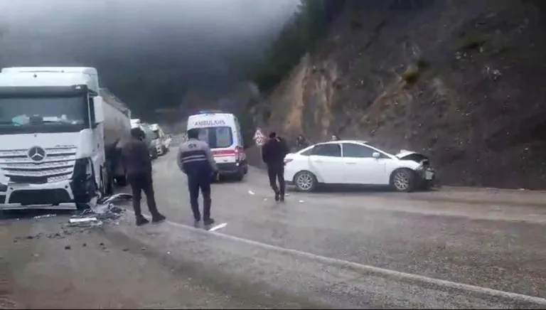 Bolu'da TIR ile otomobil çarpıştı: 4 yaralı