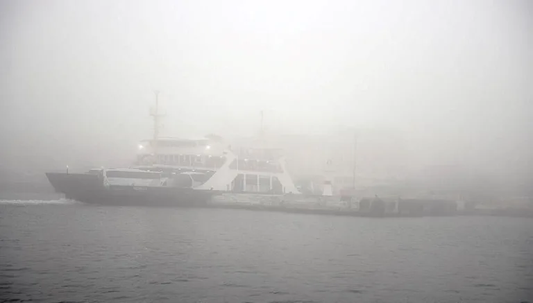 Çanakkale Boğazı'nda gemi trafiği sis nedeniyle durduruldu