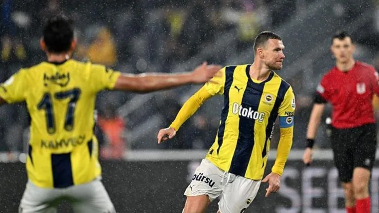 Fenerbahçe Başakşehir'i 3-1 mağlup etti ama Mourinho eleştirildi