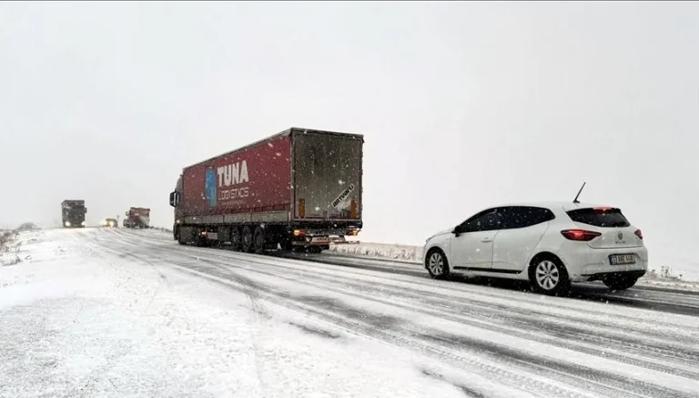 TIR'ların geçişine kar ve tipi engeli