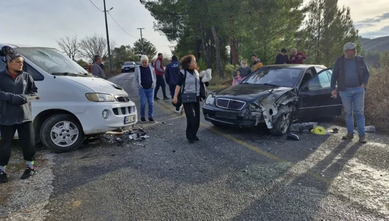 Milas'ta minibüs ve otomobil çarpıştı: 3 kişi yaralandı