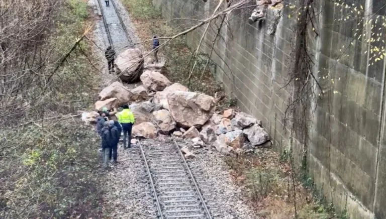 heyelan demir yolunu ulaşıma kapattı