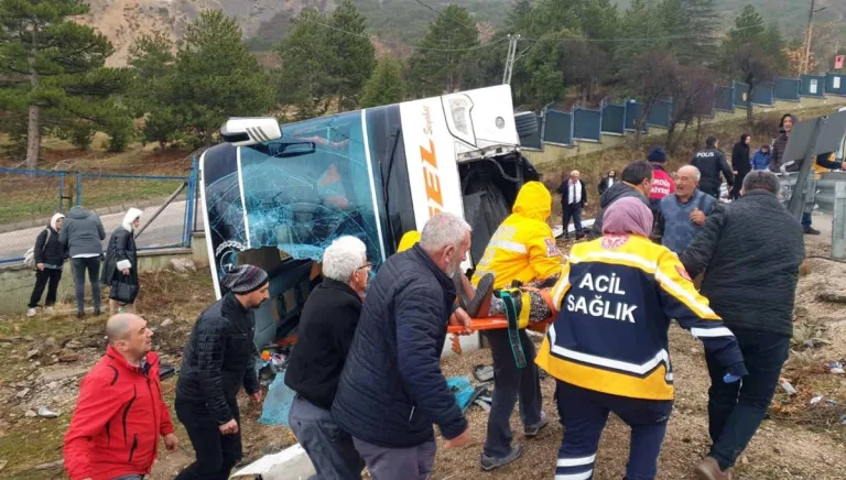 Isparta'da yolcu otobüsü devrildi, çok sayıda yaralı var