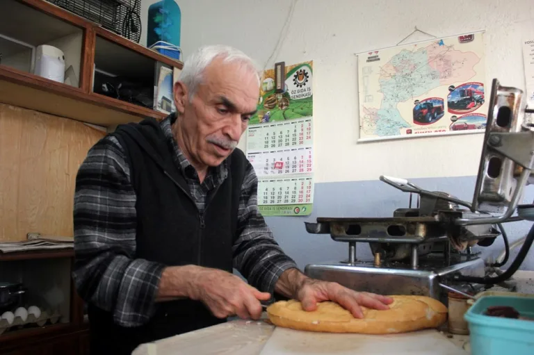 40 yıllık esnaf her gün tost satıyor