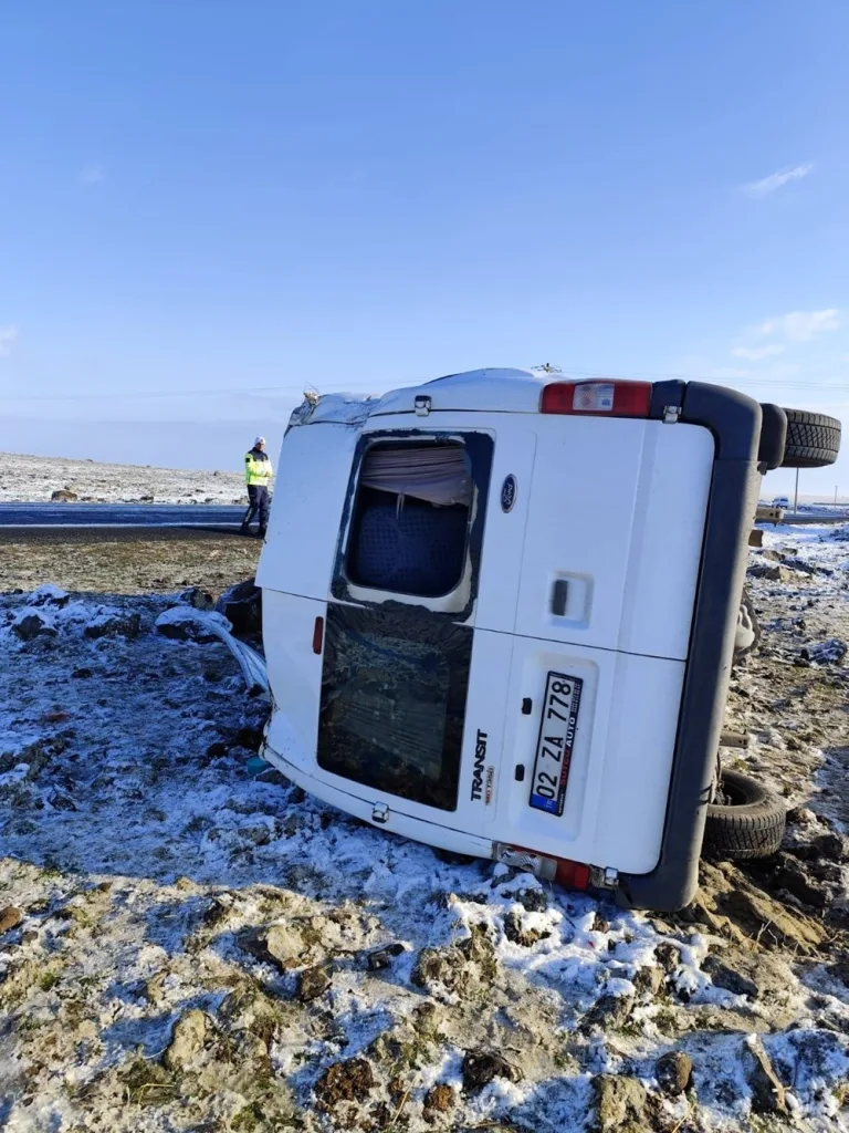 öğretmen servisi tarlaya yuvarlandı, 11 yaralı