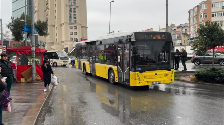 İETT otobüsü duraktaki kadına çarptı, hayatını kaybetti