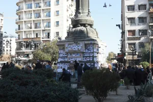 Suriye'de kaybolan mahkumlar için halk meydanda fotoğraf astı