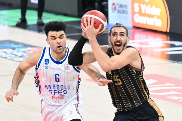 Anadolu Efes, Karşıyaka'yı 99-96 mağlup etti