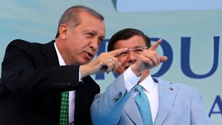 Ahmet Davutoğlu AKP'ye dönüş sinyali mi veriyor?