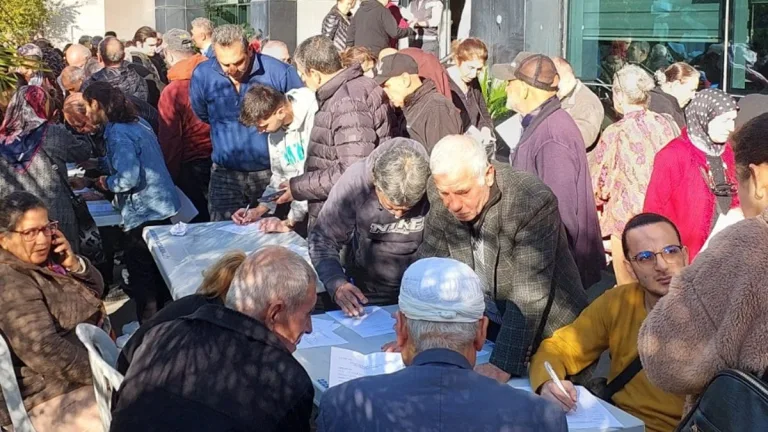 emekliler belediyeye akın etti, 5 bin lira yardımı için başvurdular