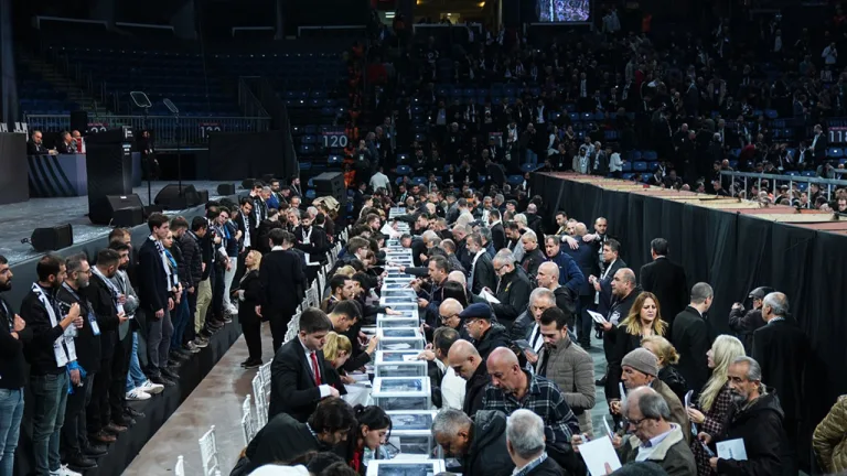 Beşiktaş'ta başkanlık seçimi başladı, Yücel ve Adalı yarışıyor