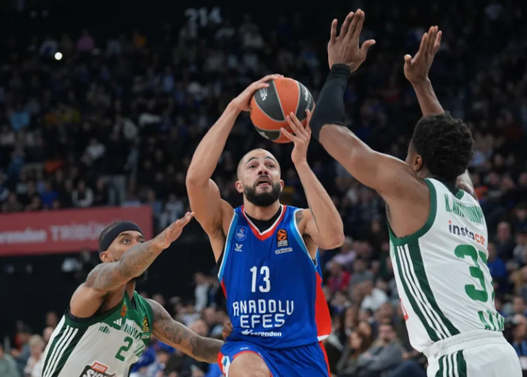 Anadolu Efes, Panathinaikos'u 93-67 ile geçti