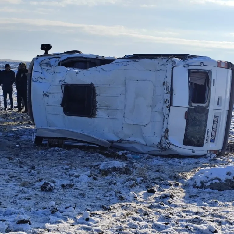 öğretmenleri taşıyan minibüs devrildi, 13 kişi yaralandı