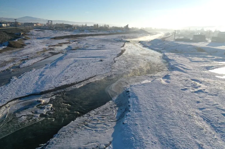 Ağrı'da Murat Nehri donma tehlikesiyle karşı karşıya