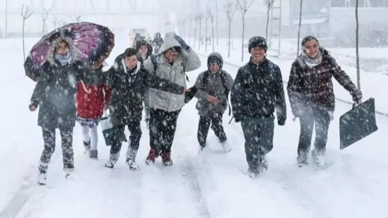 Denizli'de yoğun kar nedeniyle okullar tatil edildi