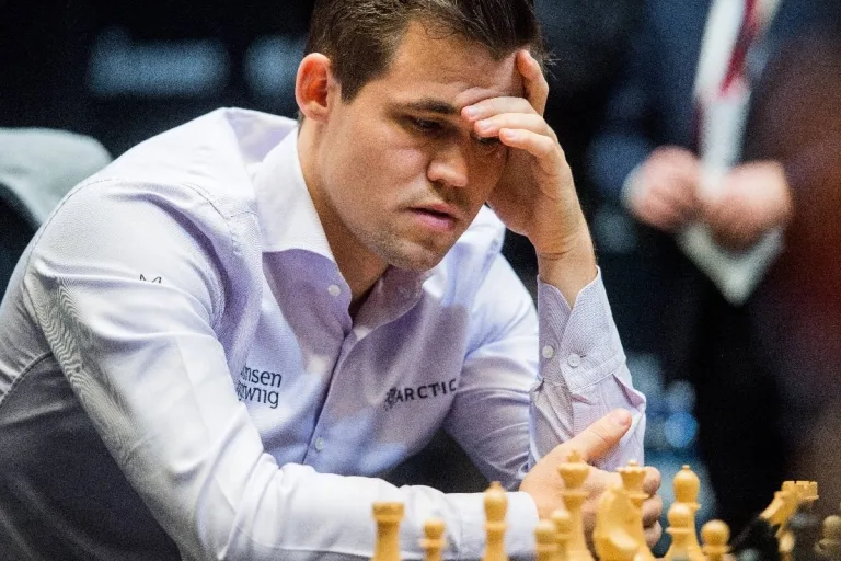 Magnus Carlsen kot giydiği için diskalifiye edildi