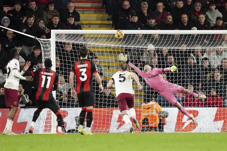 Enes Ünal, Bournemouth'u West Ham karşısında kurtardı