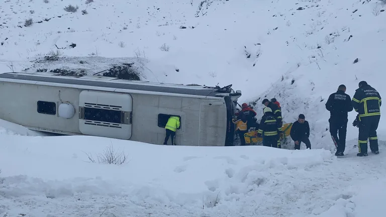 Erzincan'da yolcu otobüsü şarampole devrildi, 4 yaralı