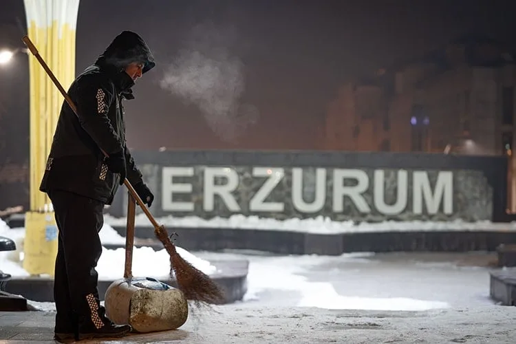 Erzurum'da temizlik işçileri gece soğukta çalışıyor